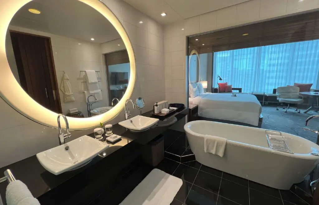 Conrad Tokyo King Bed Room Bathroom tub and sink